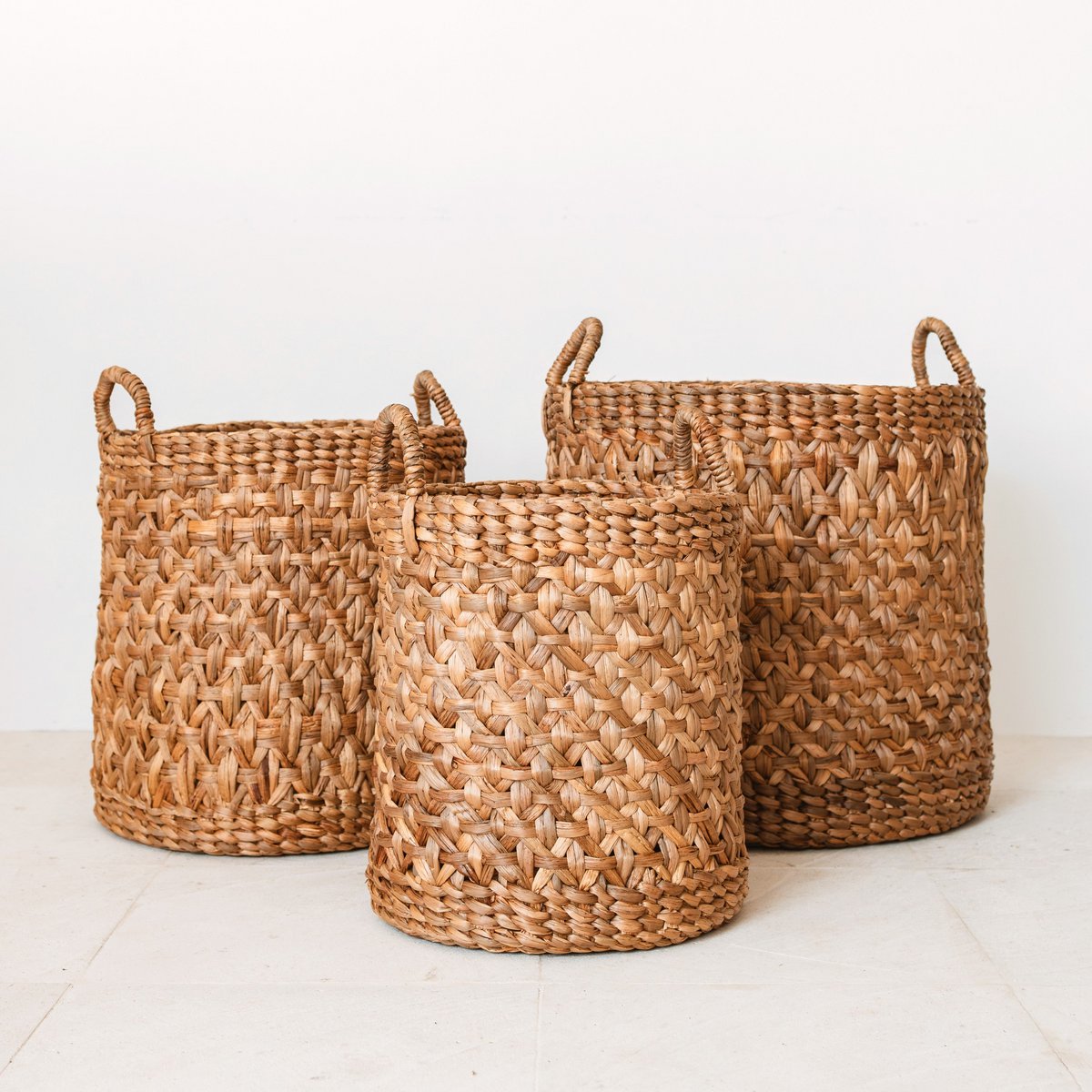 RAJA Round Woven Laundry Basket – Large Boho Water Hyacinth Hamper - CozyVibe.eu